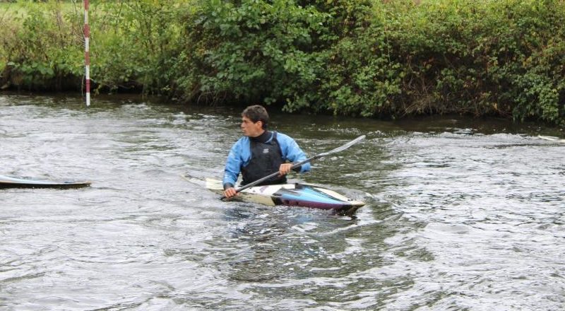 Melaine, le kayak en bandoulière